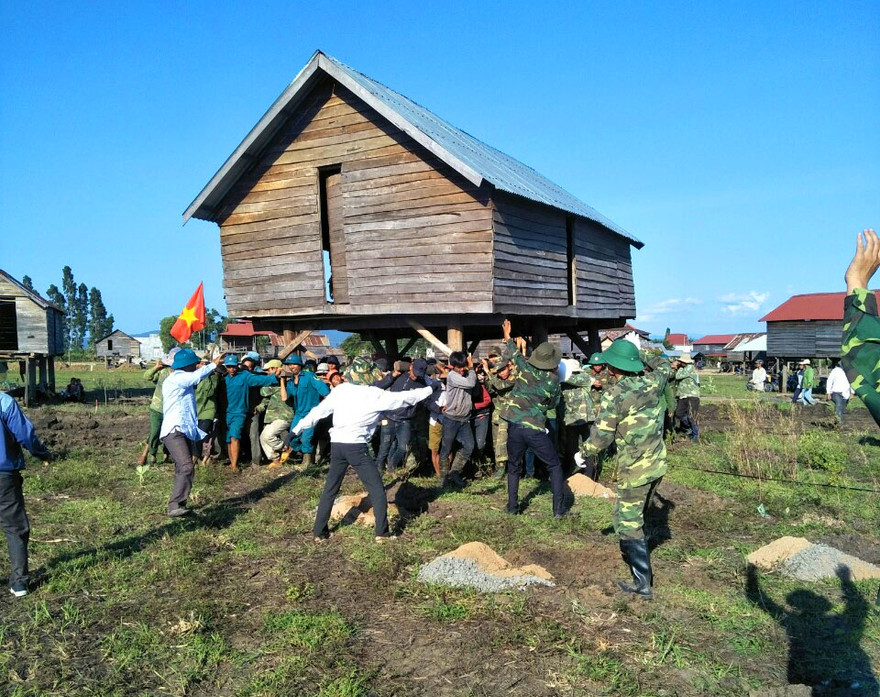 Muốn tách làng, đồng bào Bana thường khiêng cả căn nhà sàn đi