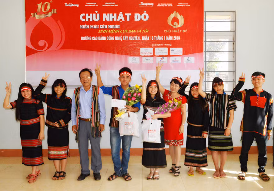 Học viên các dân tộc được khen thưởng vì tích cực hiến máu cứu người