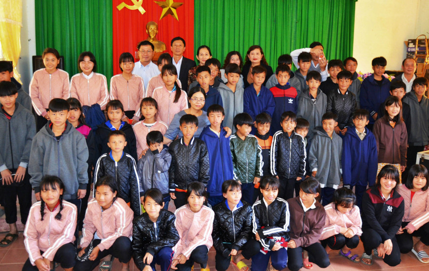 120 trò nghèo được nhận áo ấm.