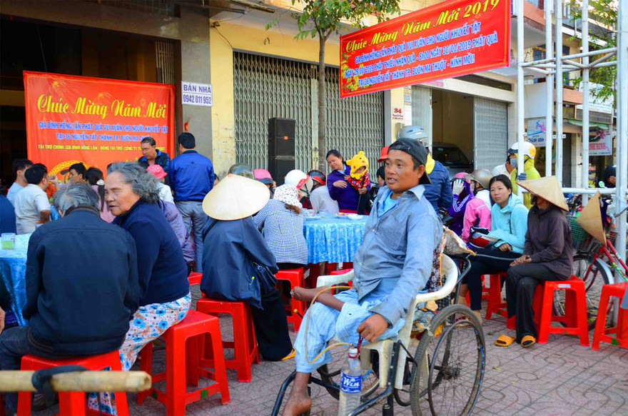 Cả trăm người khuyết tật và già yếu neo đơn được mời đến nhận quà