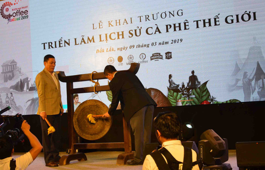 Lãnh đạo tỉnh Đắk Lắk đánh cồng khai trương Triển lãm