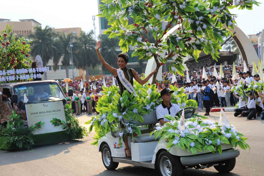 Hoa hậu H'Hen Niê vui tươi vẫy chào đồng bào đứng xem Lễ hội đường phố