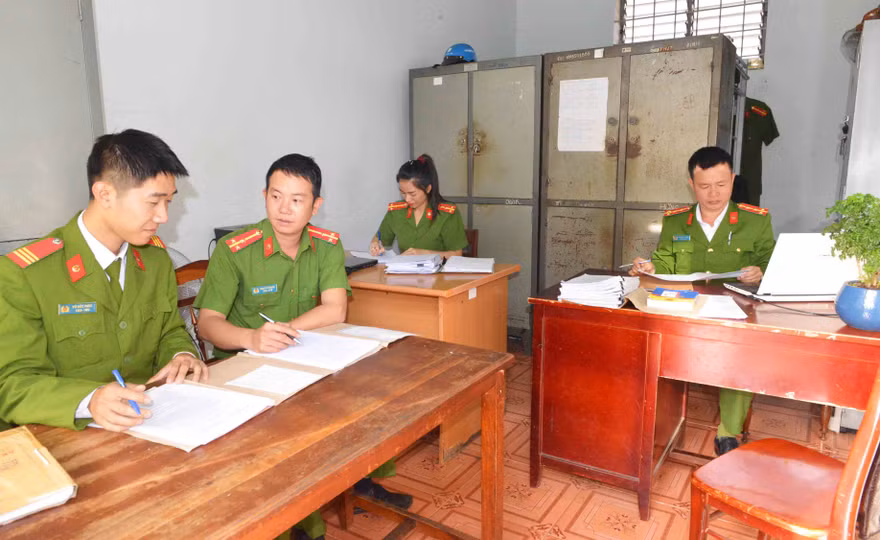 Phòng làm việc đơn sơ của một tổ Cảnh sát hình sự 