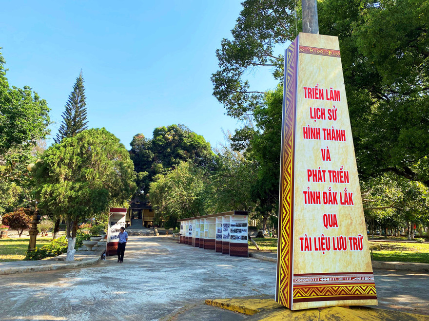 Quang cảnh vắng vẻ tại Triển lãm từ sau lễ khai mạc