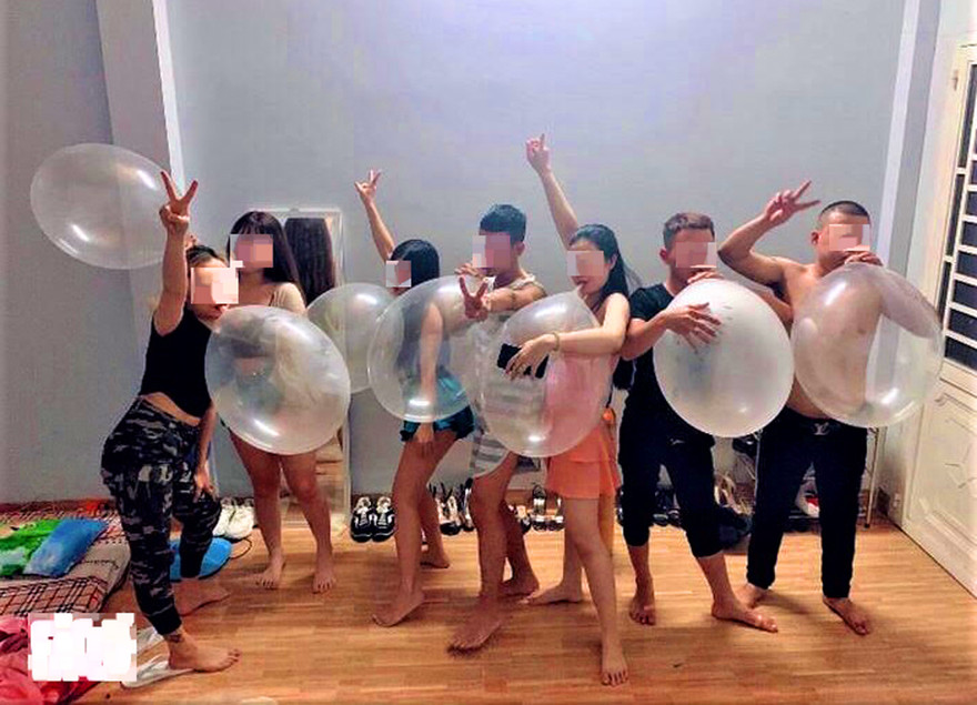 Ảnh sử dụng bóng cười lưu trong điện thoại thu giữ tại COCO Beer