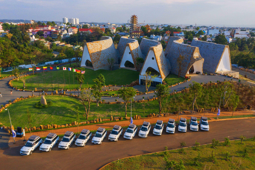 Đoàn xe trước giờ khởi hành bên Bảo tàng Thế giới Cà phê