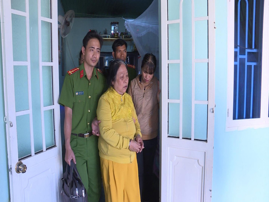 Công an bắt giữ đối tượng Lê Thị Hường