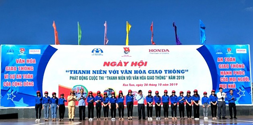 Trao tặng mũ bảo hiểm cho đoàn viên, thanh niên
