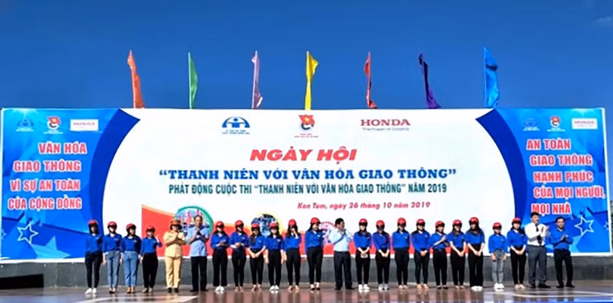 Trao tặng mũ bảo hiểm cho đoàn viên, thanh niên