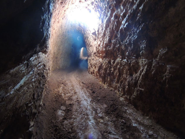 "Địa đạo" khai thác vàng lậu tại Kon Tum