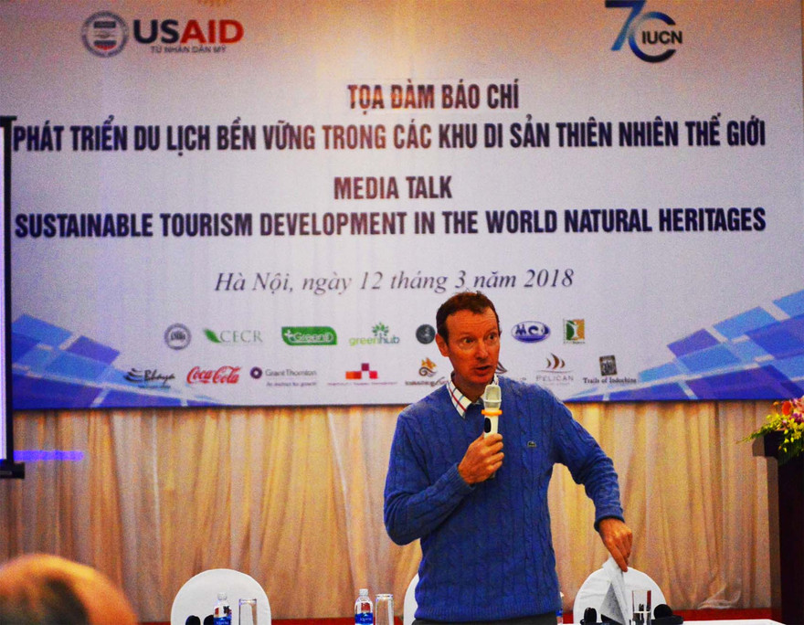 Ông Jake Brunner quyền trưởng đại diện IUCN trình bày đề dẫn tại hội thảo