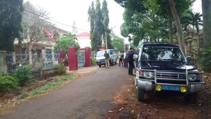 Rất nhiều đoàn công tác đã về huyện tìm giải pháp xử lý hậu quả tuyển thừa giáo viên 