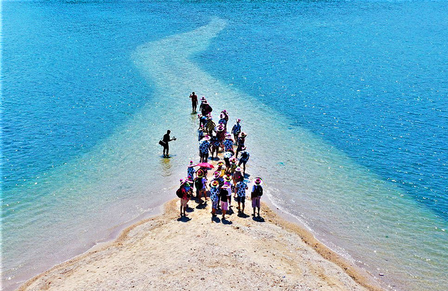 Con đường thủy triều nối bờ với Nhất Tự Sơn