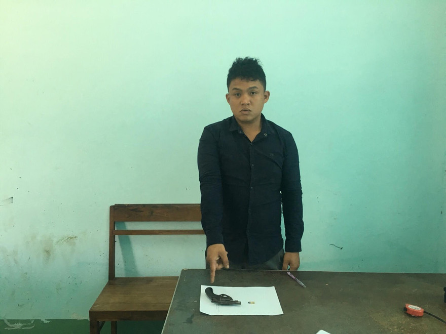 Nghi phạm Nguyễn Ngọc Viên và tang vật vụ án. Ảnh: Huy Hoàng