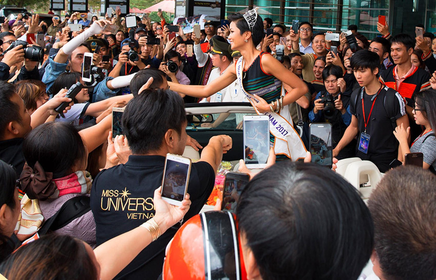 H'Hen Niê trong sự chào đón nồng nhiệt tại quê nhà-Ảnh PC Việt