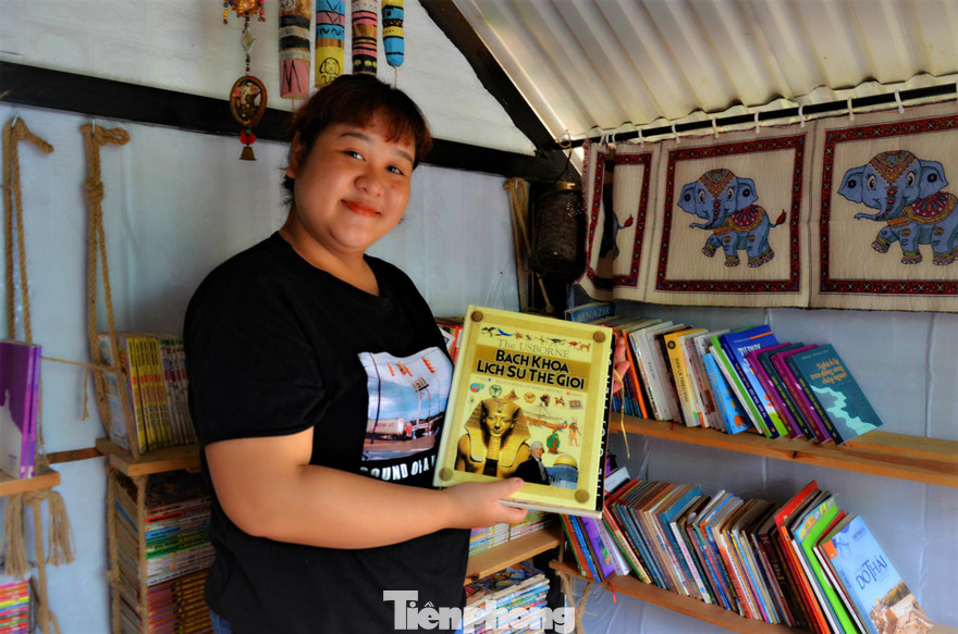 H'Dresden với cuốn sách quý mà Cố NSND Y Moan tặng con gái từ khi cô mới biết đọc