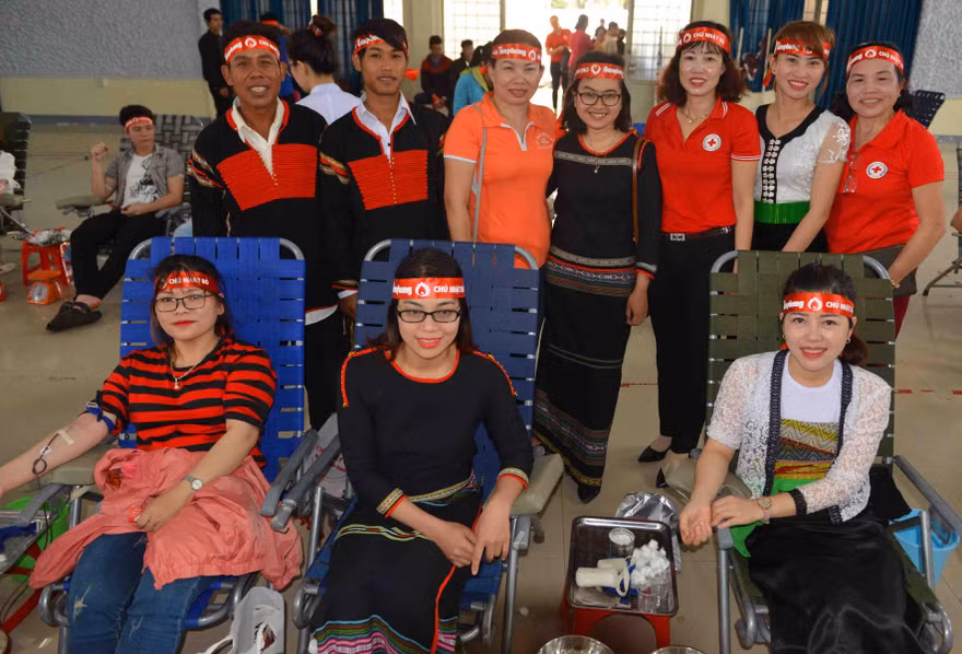 Nhóm tình nguyện viên đồng bào các dân tộc đến từ xã Hòa Thắng