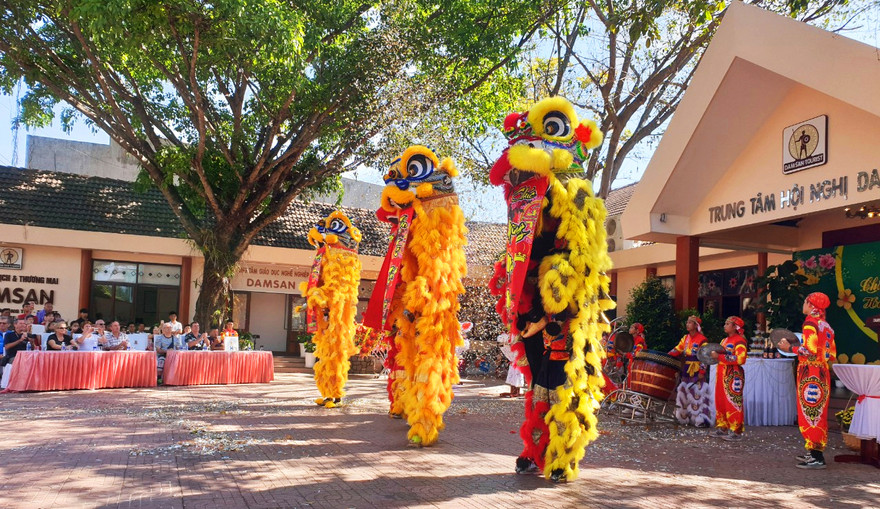 Các du khách Pháp liên tục vỗ tay tán thưởng đoàn lân sư rồng Nhân Nghĩa Đường