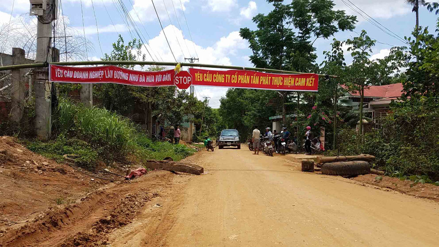 Dân chặn không cho xe vào nơi thi công thủy điện