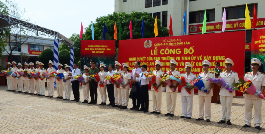 Lãnh đạo tỉnh tặng hoa cho đại diện các đơn vị giao-nhận quân