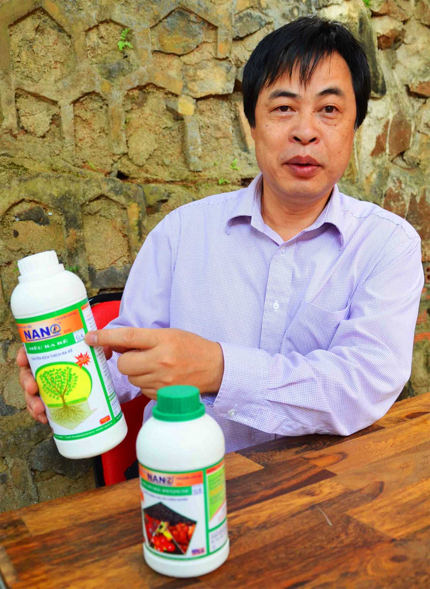 Ông Vũ Đại Dương chỉ rõ nhiều dấu hiệu phạm pháp trên chai phân bón của công ty Thuận Phong