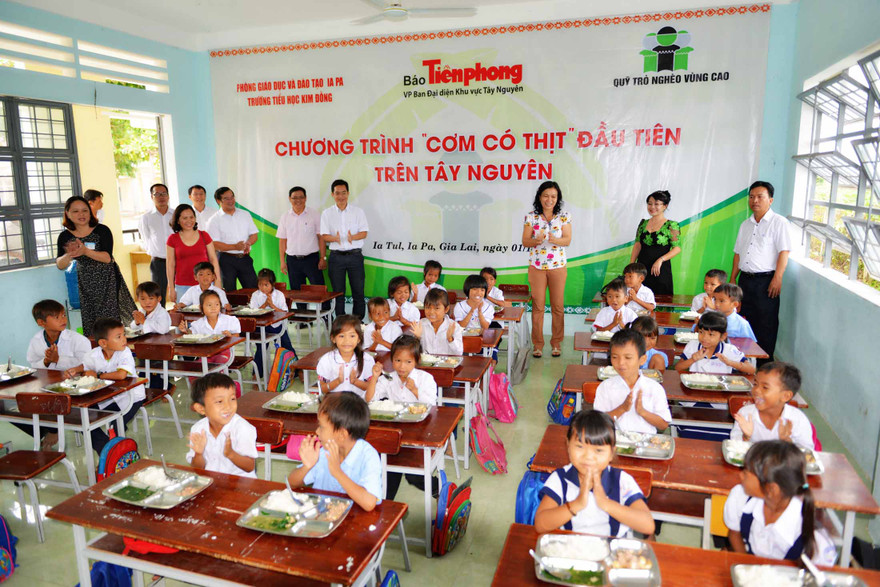 Bữa cơm tình nghĩa đầy niềm vui 