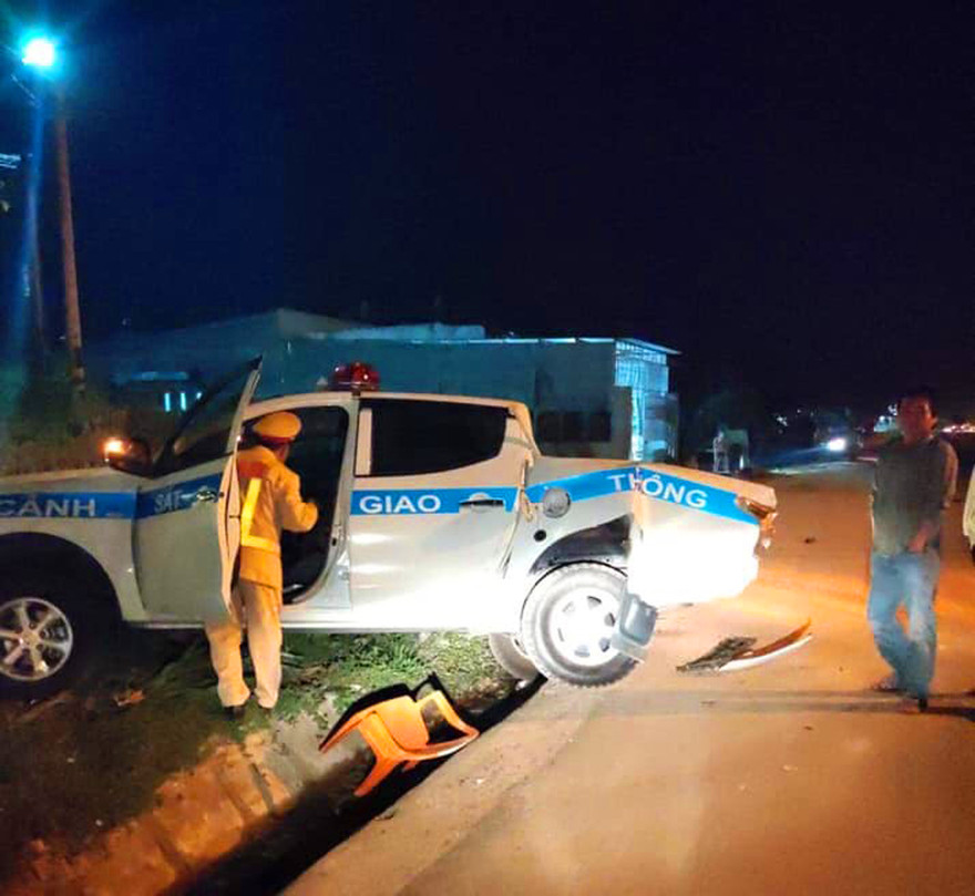 Hiện trường vụ xe tải tông bay xe CSGT