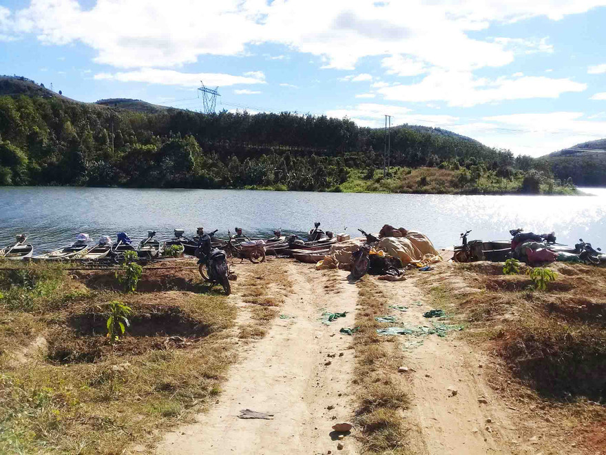 Bến thuyền bên sông Pô Cô