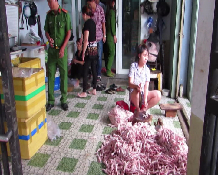 Sơ chế chân gà đã bốc mùi (ảnh T.Bình)