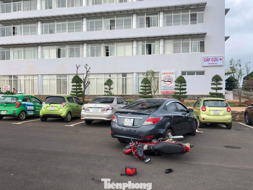 Tai nạn hy hữu vừa xảy ra ngay trong sân Bệnh viện Đa khoa Vùng Tây Nguyên