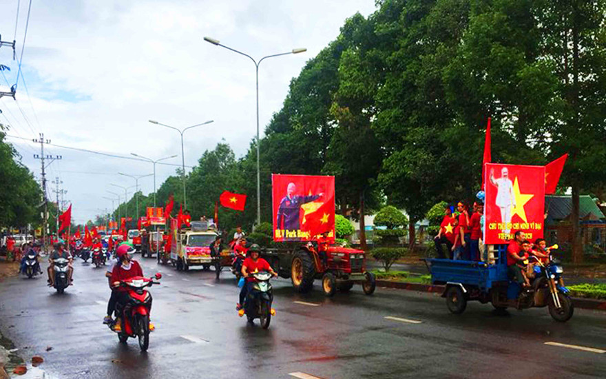 Xe công nông dẫn đầu đoàn diễu hành 