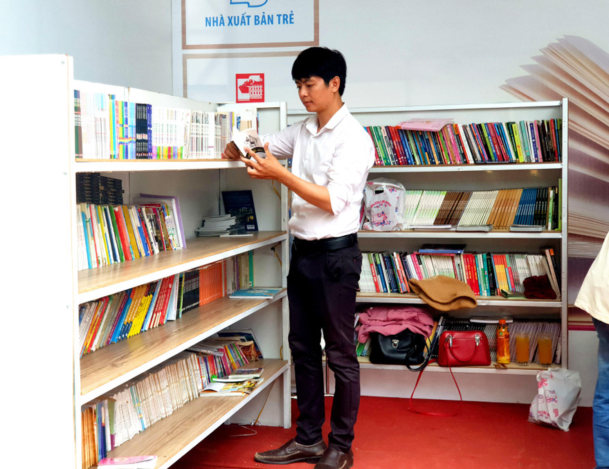 Đào Anh Tú thích tự tay chọn mua sách