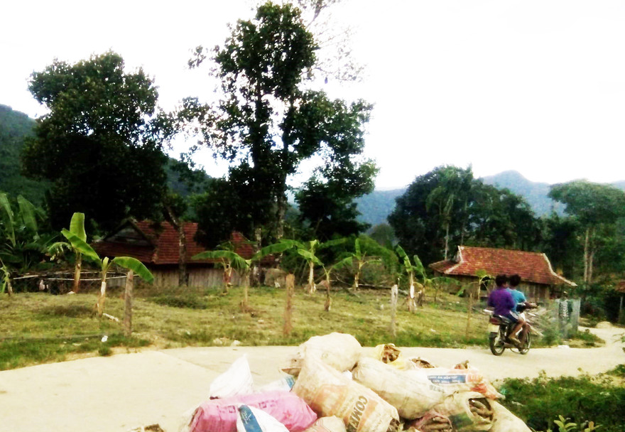 Ngôi nhà (bên phải ảnh) là nơi xảy ra án mạng 