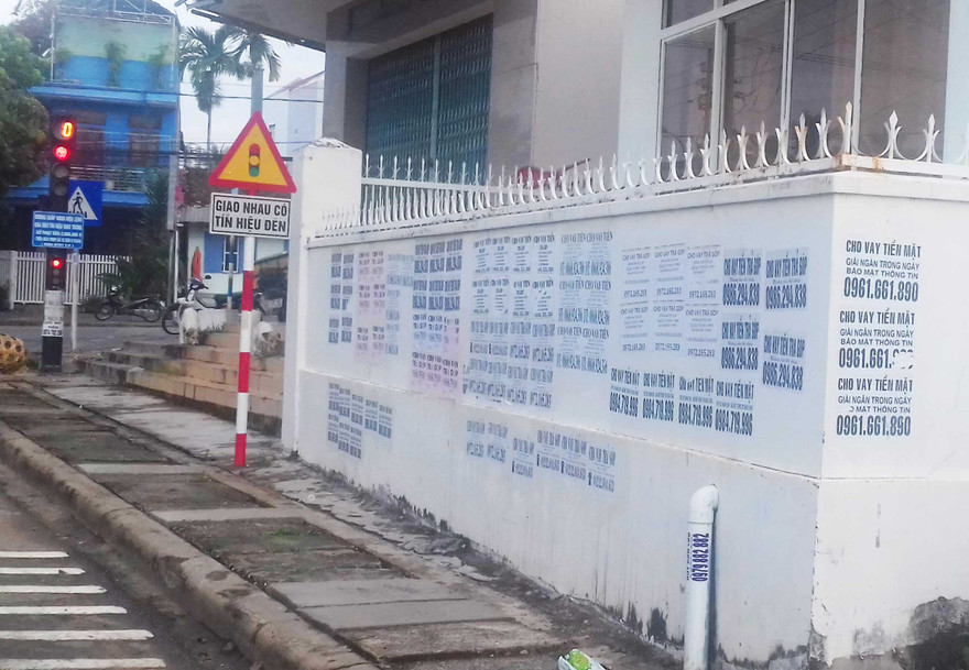 Chỉ qua 1 đêm là cả mảng tường đã bị dán kín quảng cáo