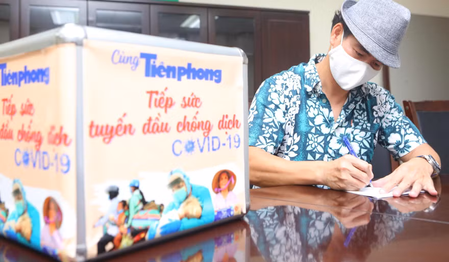 NSƯT Xuân Bắc ủng hộ "Cùng Tiền Phong tiếp sức tuyến đầu chống dịch"