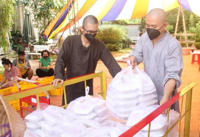 Giáo hội khuyến khích nhà chùa tiếp tục thực hiện bữa cơm yêu thương. Ảnh: Ngô Tùng