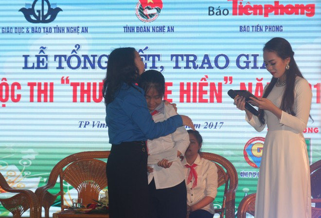 Nghe các em học sinh kể về thân phận mình, nhiều người đã không cầm nổi nước mắt.