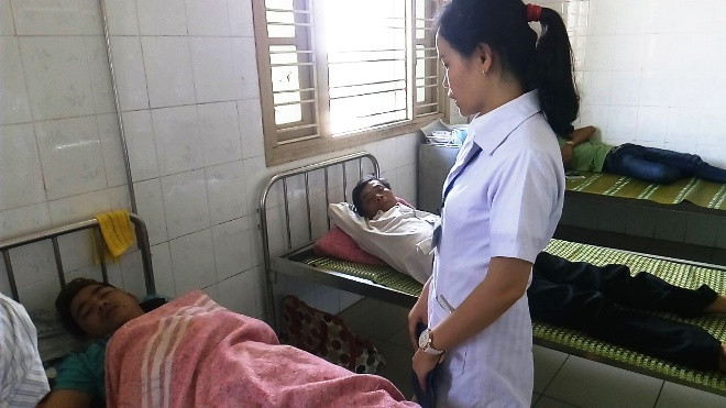 Y tá bệnh viện thăm, khám cho bệnh nhân nghi ngộ độc thực phẩm sau khi ăn bánh tét.