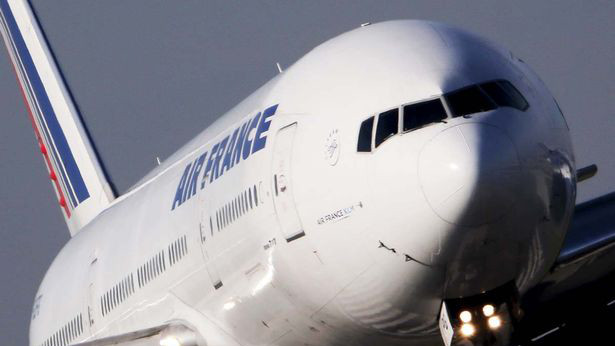 Hoảng hốt phát hiện bé một tuổi trong hành lý máy bay