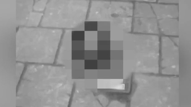 Đầu người trên vỉa hè đường phố Amsterdam.