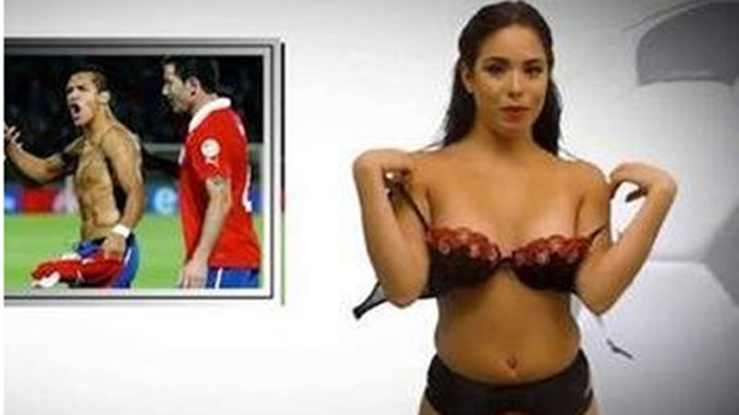 Phát thanh viên bỗng dưng cởi đồ trong lúc tường thuật World Cup. Ảnh: Mundo Deportivo 