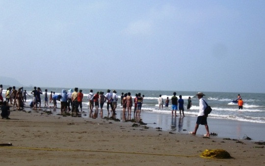 Sau đám cưới chị gái, 2 anh em chết đuối dưới biển