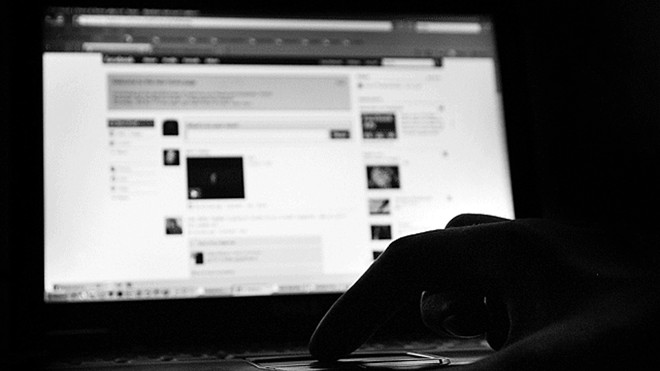 Cấm tung ảnh nóng lên mạng để trả thù