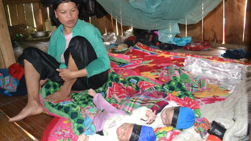 Chị Biên và 2 con mới sinh cách nhau 1 tháng tuổi.