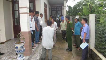 Cơ quan chức năng đang khám nghiệm hiện trường