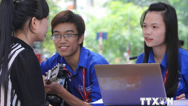 Các tình nguyện viên tư vấn tìm kiếm nhà trọ giá rẻ, nhà trọ miễn phí cho các thí sinh tại điểm thi trường Đại học Ngoại thương. (Ảnh: Dương Giang/ TTXVN) 