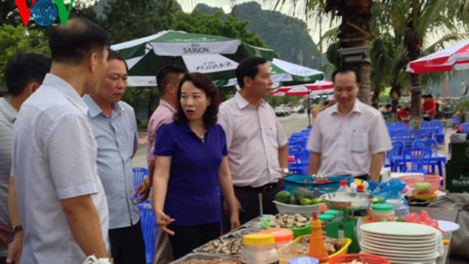 Phố ẩm thực bên bờ vịnh Hạ Long 