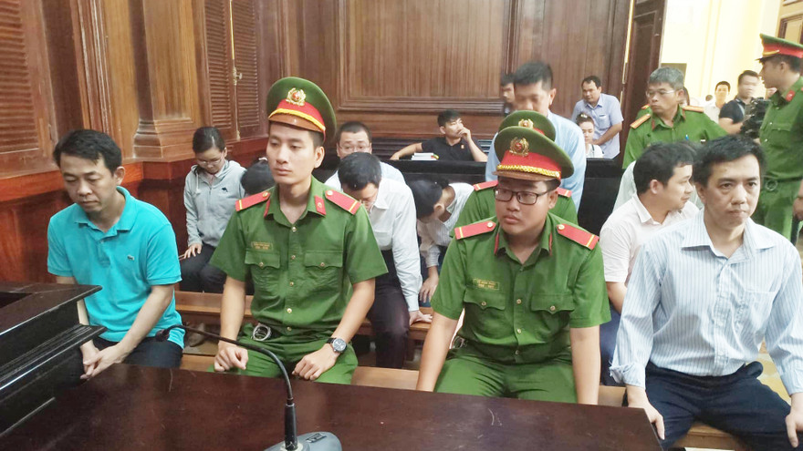 Các bị cáo tại phiên tòa sáng nay 30/9. Ảnh: Tân Châu.