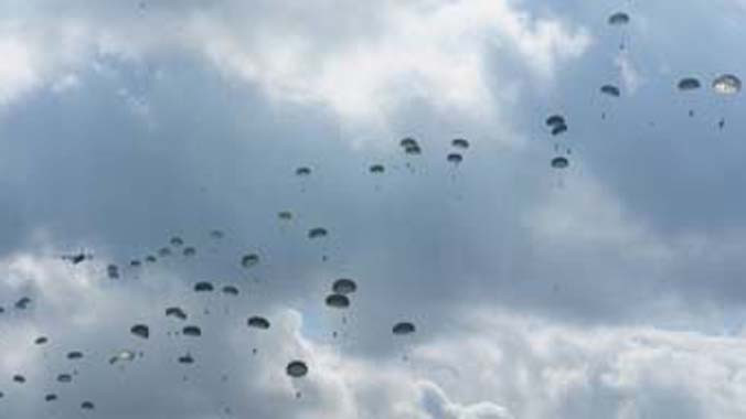 Xem độ tinh nhuệ 200 ‘lính trời’ Mỹ cử đến Ukraine