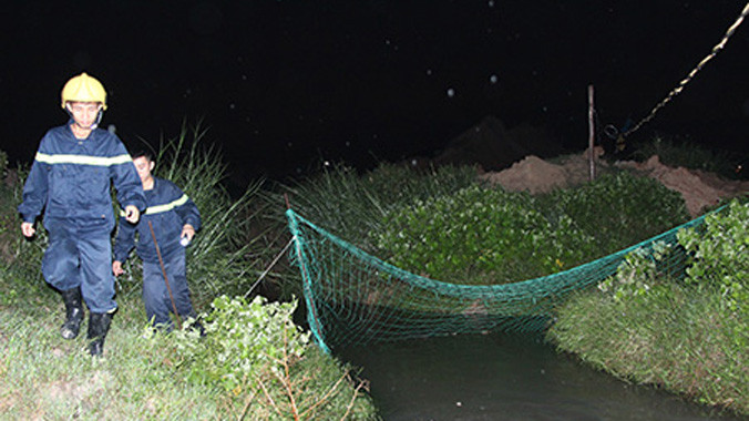 Mảnh lưới được thả xuống "đón đầu" một dòng chảy đổ ra từ cống thoát nước